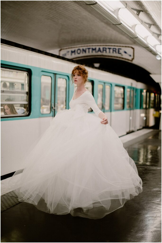 photographie d'une mariée dans le métro