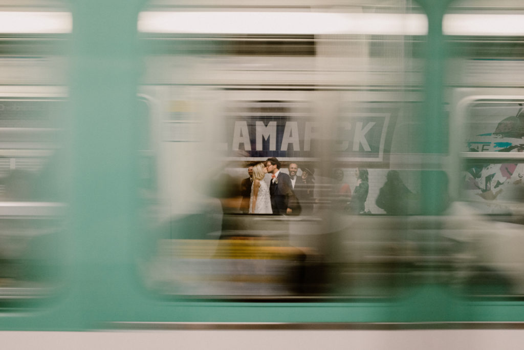 Photographie dans le métro parisien mariage