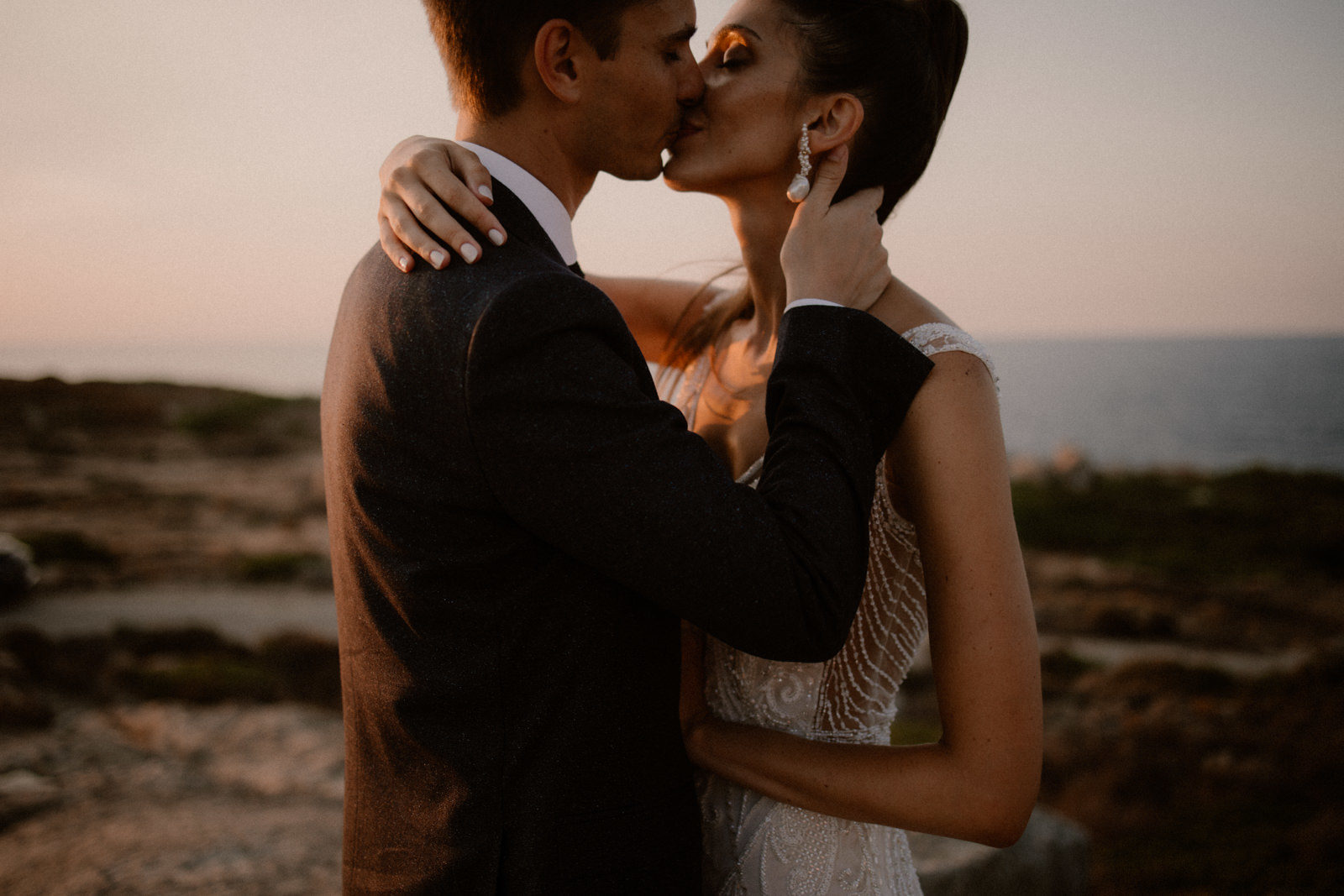 Des jeunes mariés qui s'embrassent dans le maquis en Corse