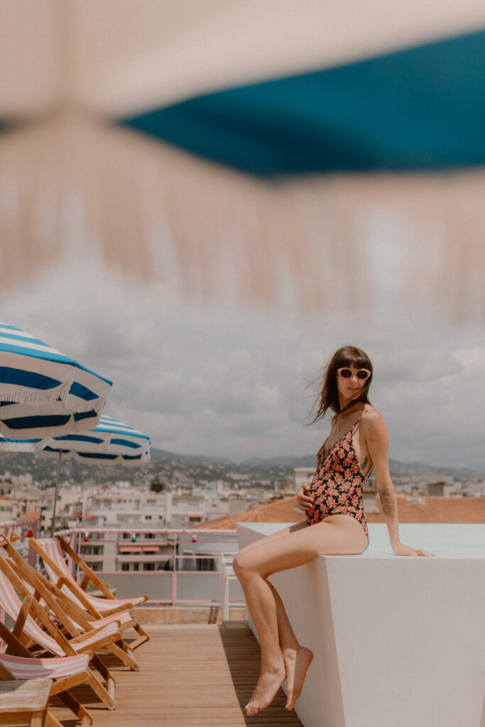 femme enceinte pour shooting grossesse à Nice a l'hotel Amour