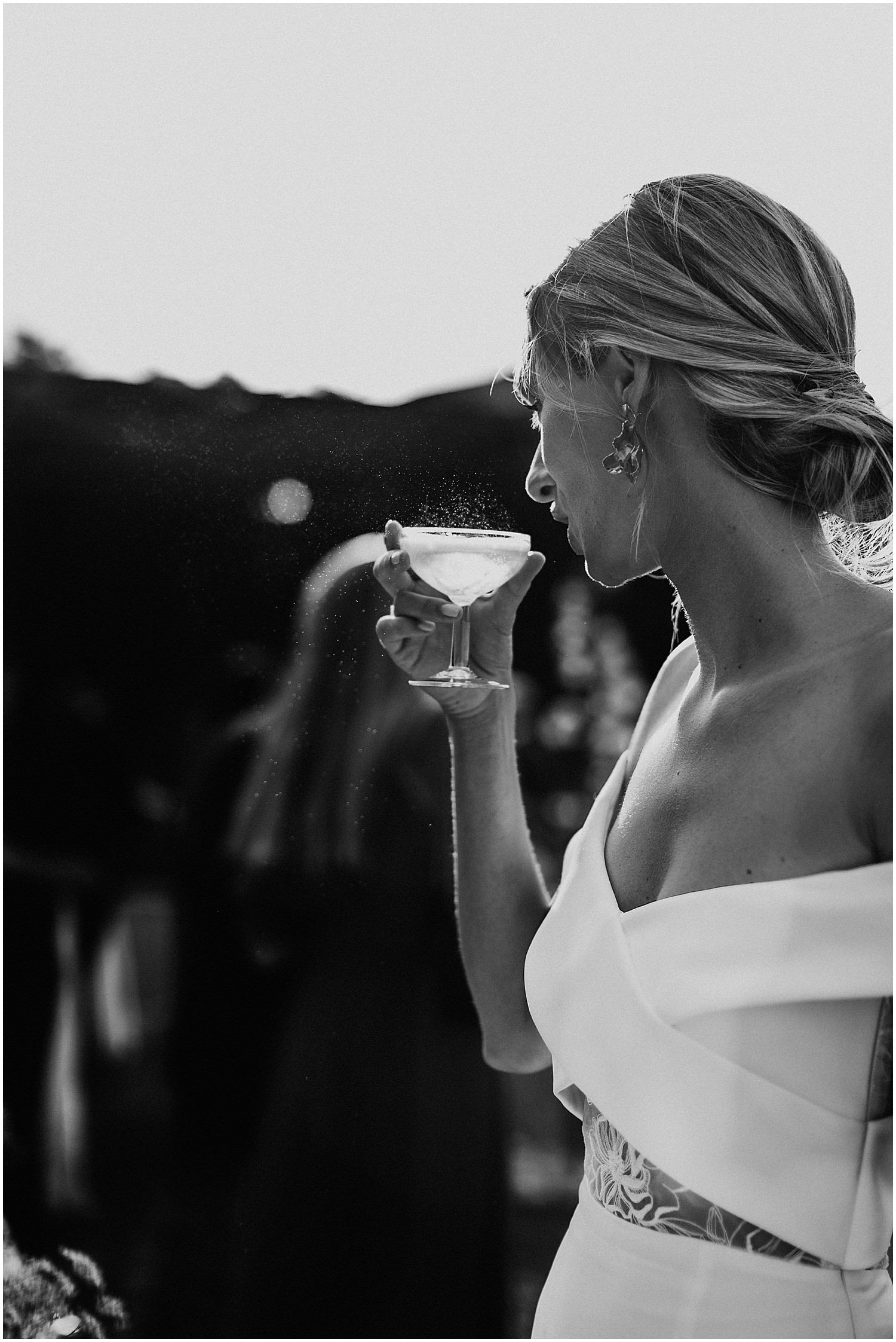 Modern bride rime arodaky champagne