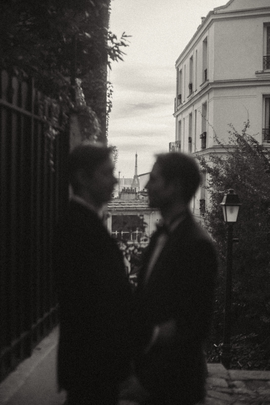photographie de mariage près de l'hotel particulier à Montmartre
