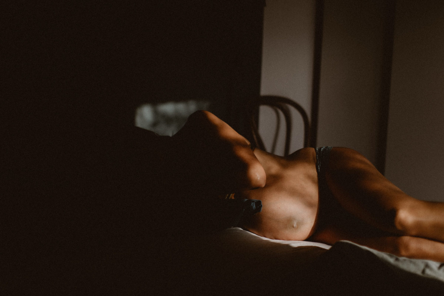 photographie d'une femme enceinte à Nice dans sa maison