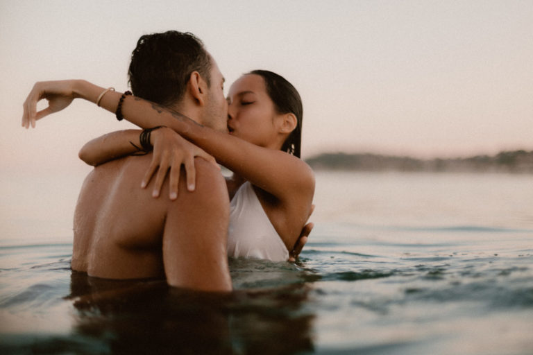 Séance photo couple dans la mer