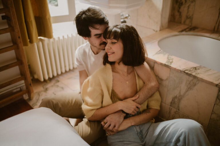 Une séance Engagement à L&rsquo;Hôtel Amour et à Montmartre