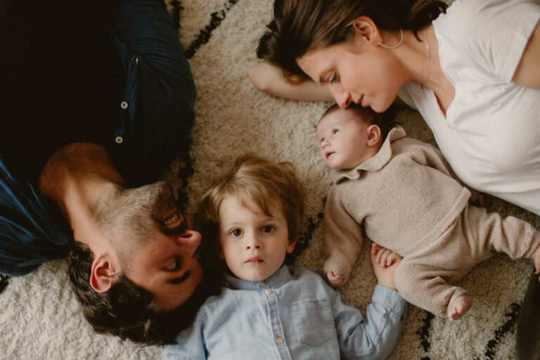 Une séance famille et nouveau-né à la maison
