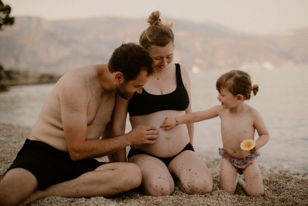 A la plage en famille, pour des photos naturelles de grossesse