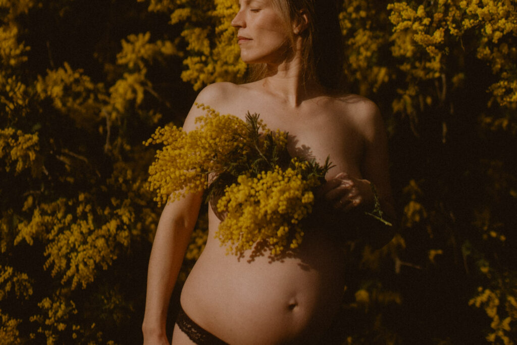 Une séance grossesse naturelle sur la route du mimosa près de Nice