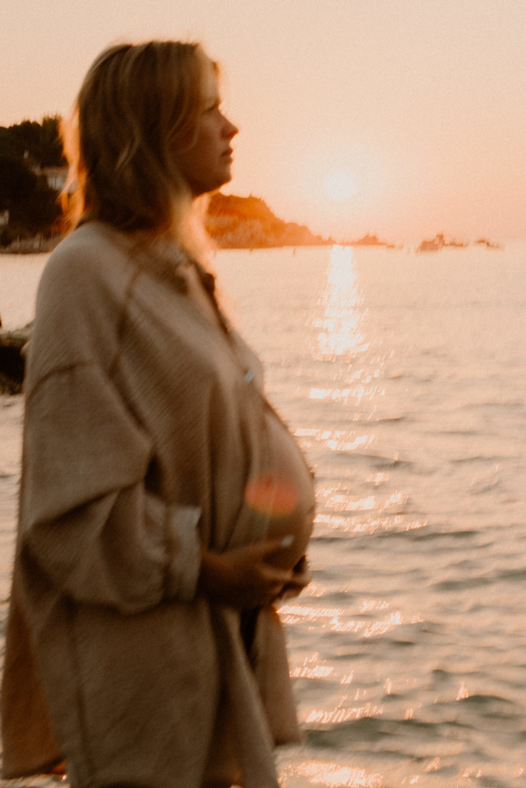 femme enceinte en bord de mer à ramatuelle