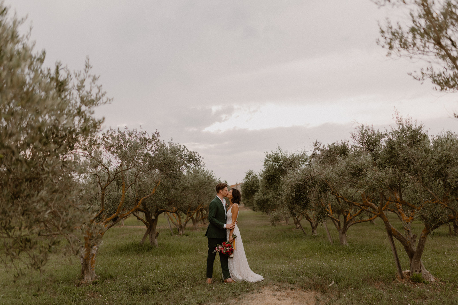 mariage en Provence, seance couple dans les oliviers