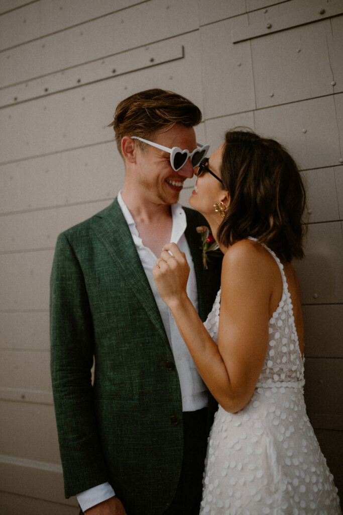 photos de mariés en Provence qui rigolent