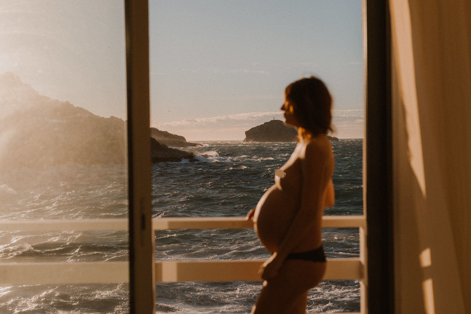 seance photo grossesse à Nice au bord de la Méditerannée