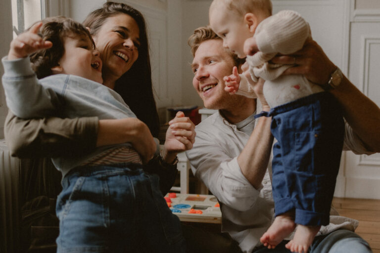 Une séance famille et allaitement dans la douceur d’une maison à Paris