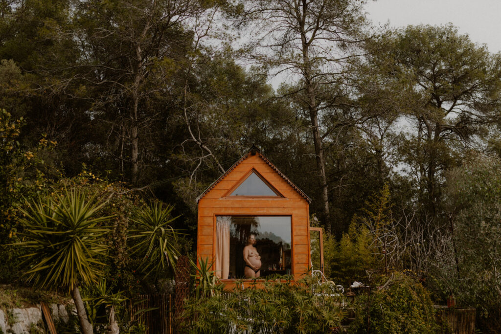 Une séance grossesse naturelle dans une tiny house