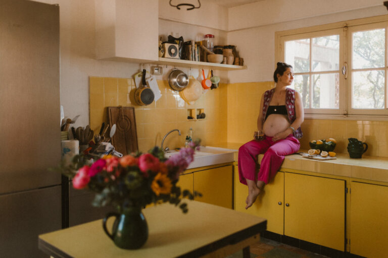 Une journée dans une  maison de famille pour des images de grossesse au charme fou