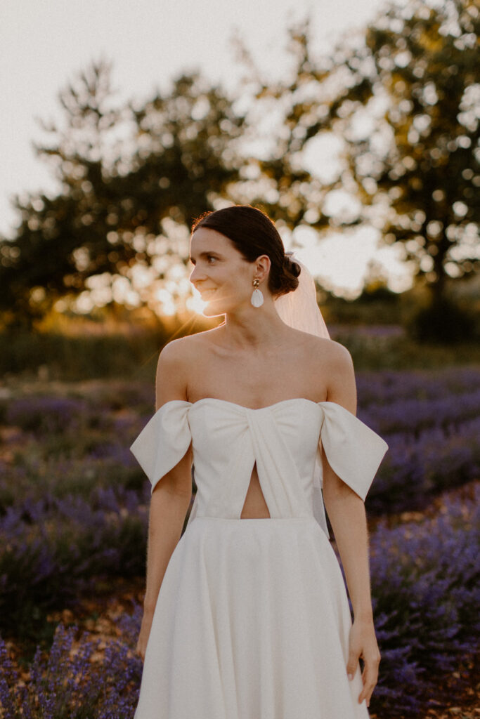 Photographe de mariage en Provence. Mariée dans la lavande
