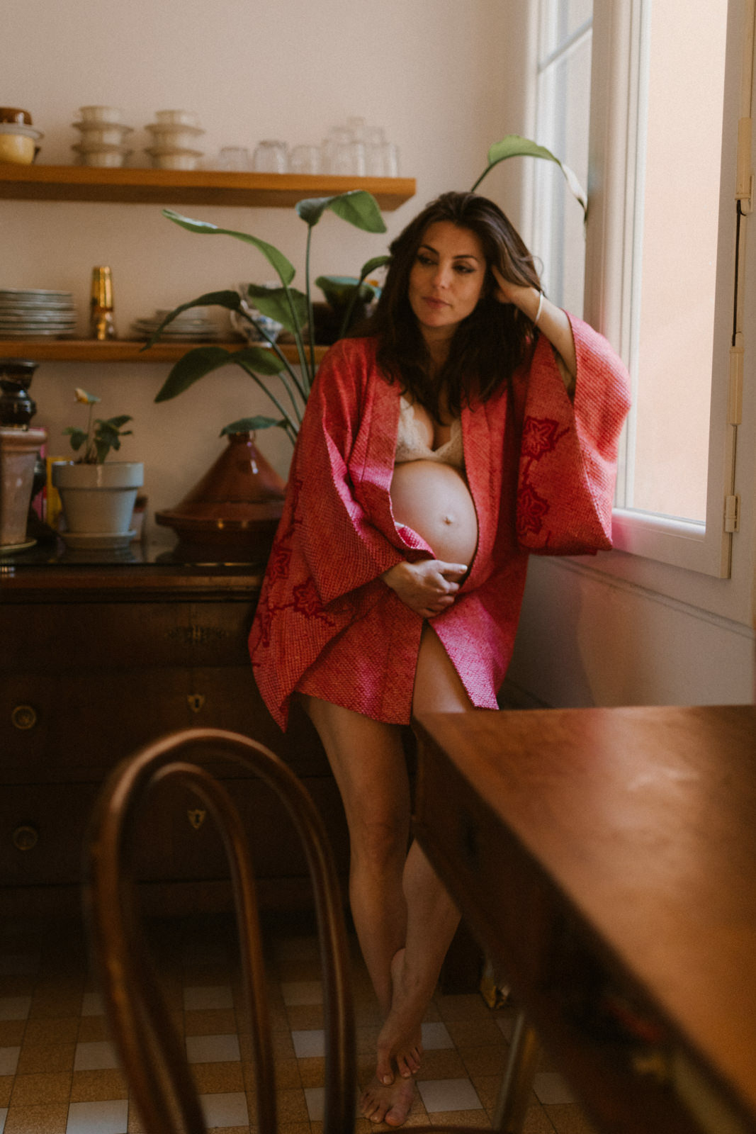 photographie de grossesse dans une cuisine