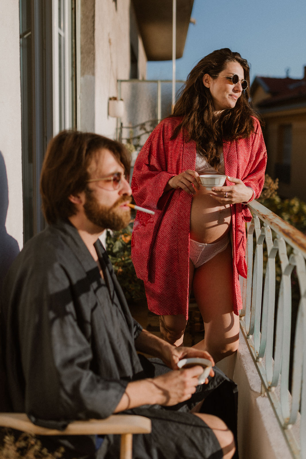 photo d'un couple qui attend un enfant sur son balcon à Paris.
