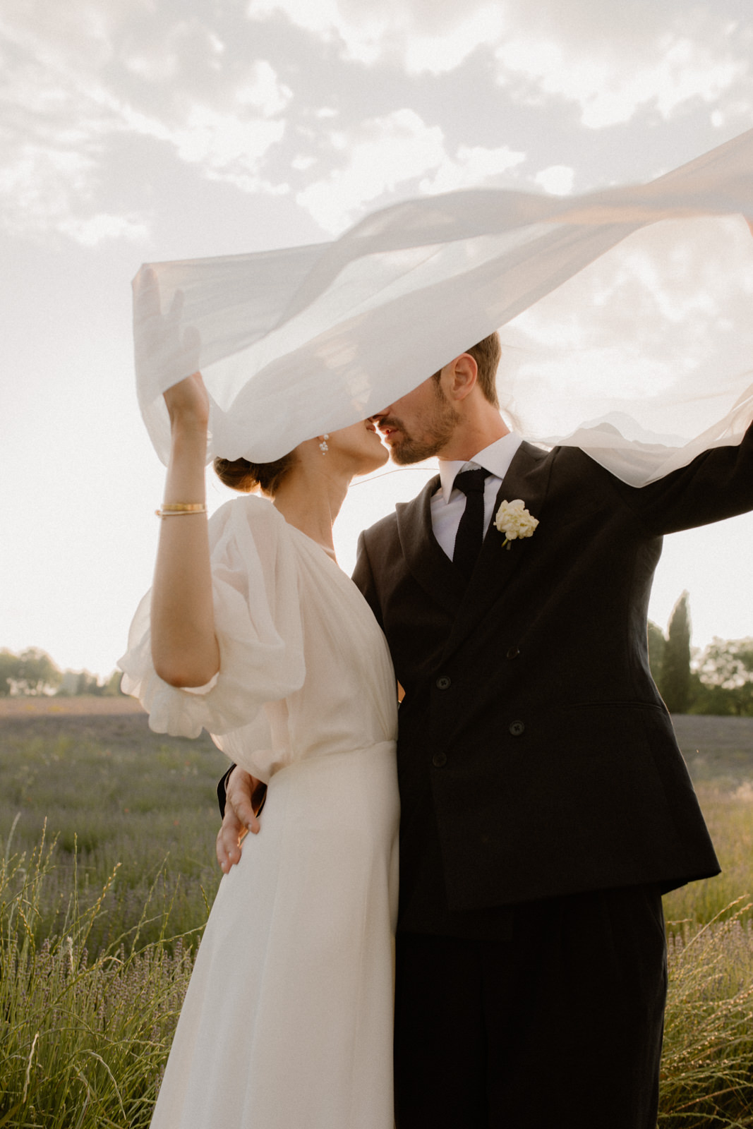 photographie de deux mariés s'embrassant dans un champ de lavande en Provence