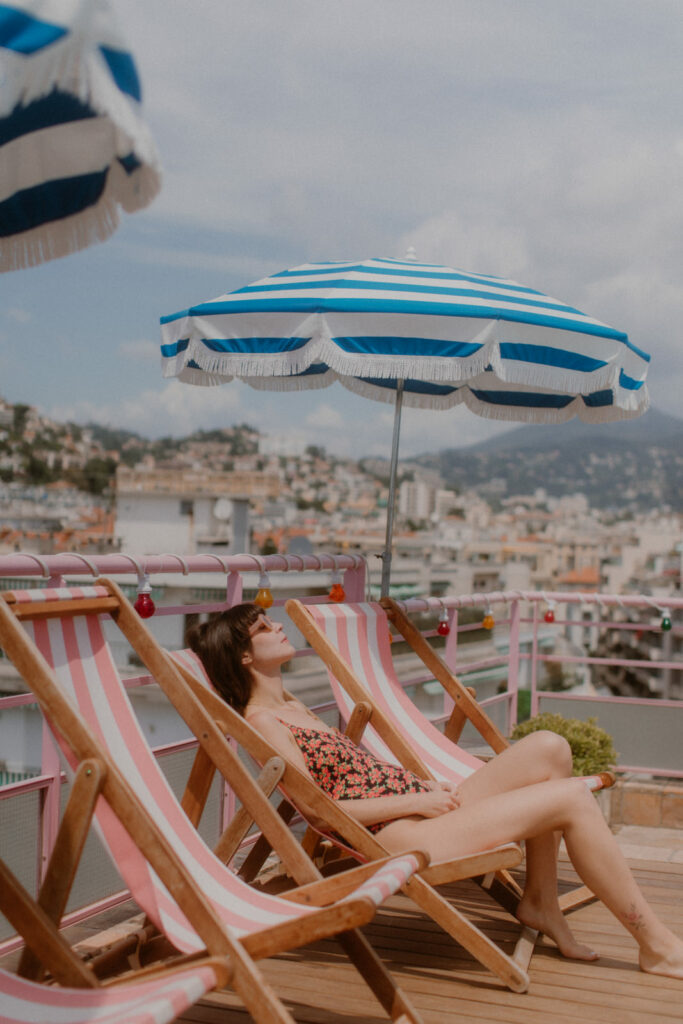 Photographie de grossesse à l'hotel amour à Nice