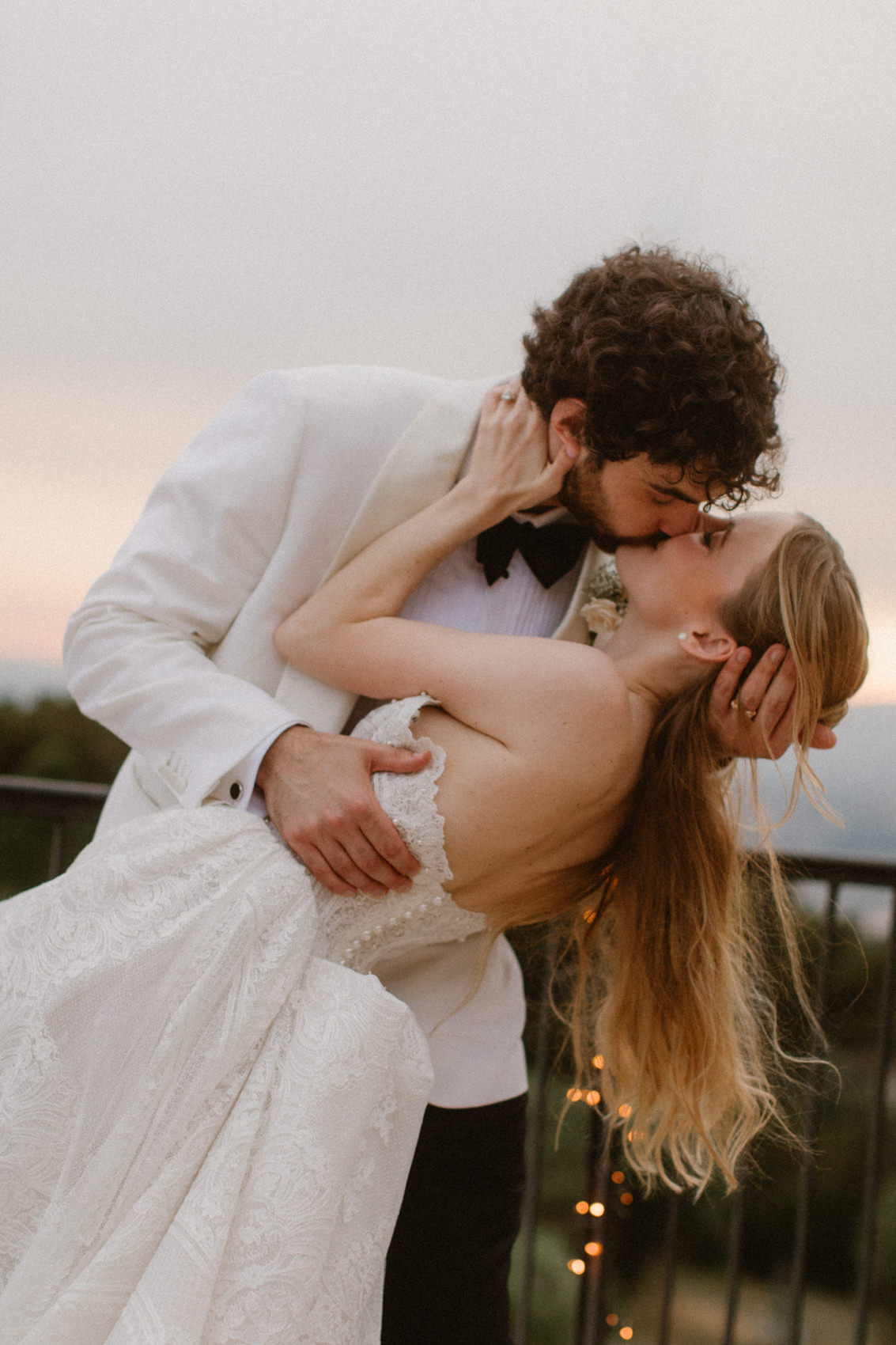 Un couple de mariés qui s'embrassent au domaine du mont leuze