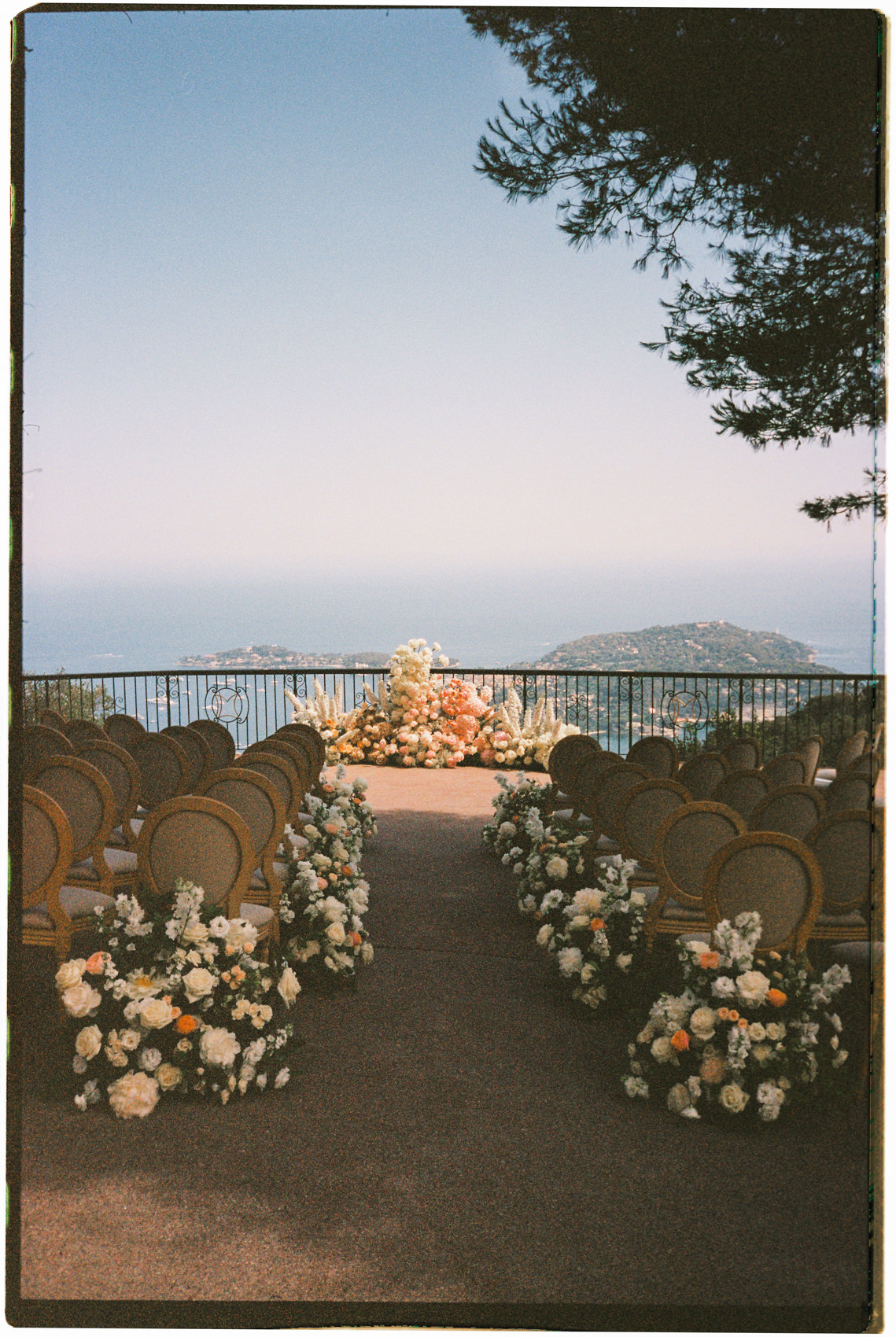 photographie argentique de la décoratio d'un mariage au Domaine du Mont Leuze
