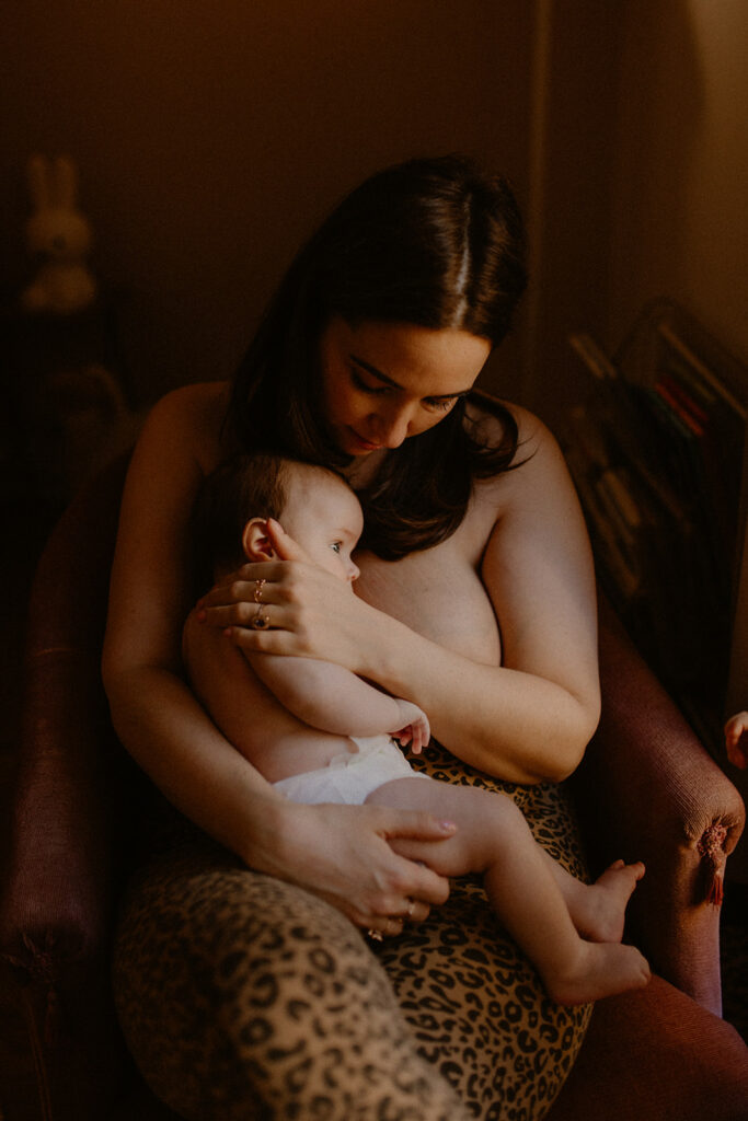 bébé dans les bras de sa mère lumière naturelle nice