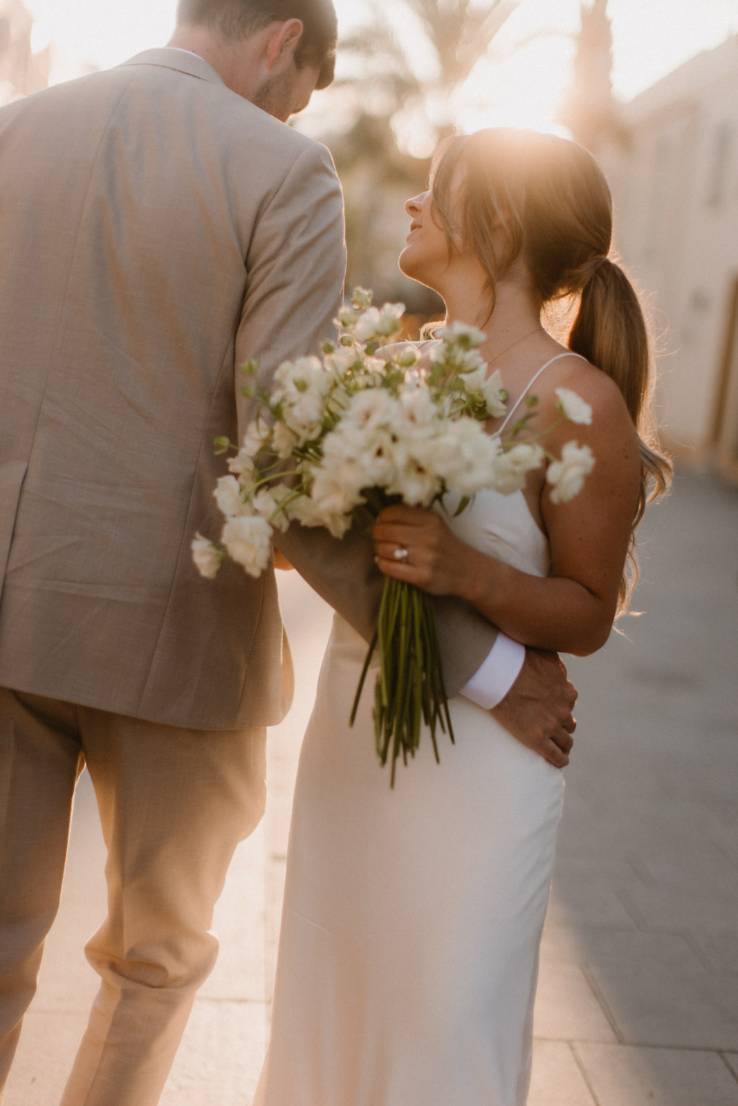 moment spontané mariage intime dans les rues de Nice