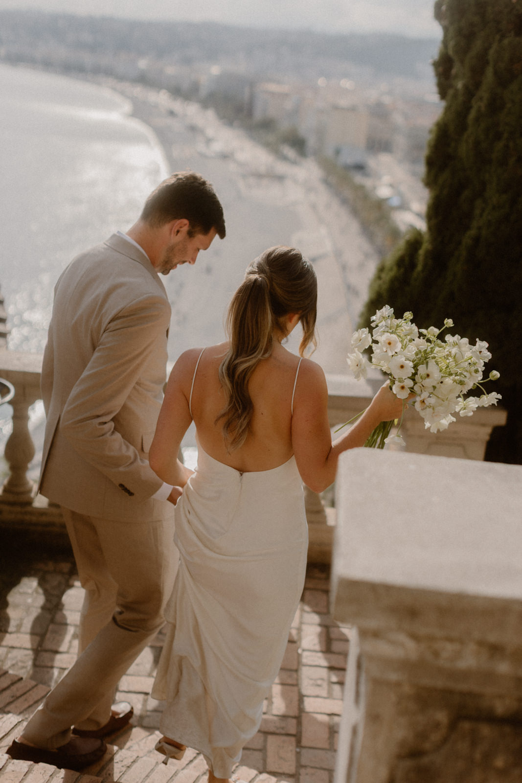 couple marchant dans le Vieux-Nice mariage intime