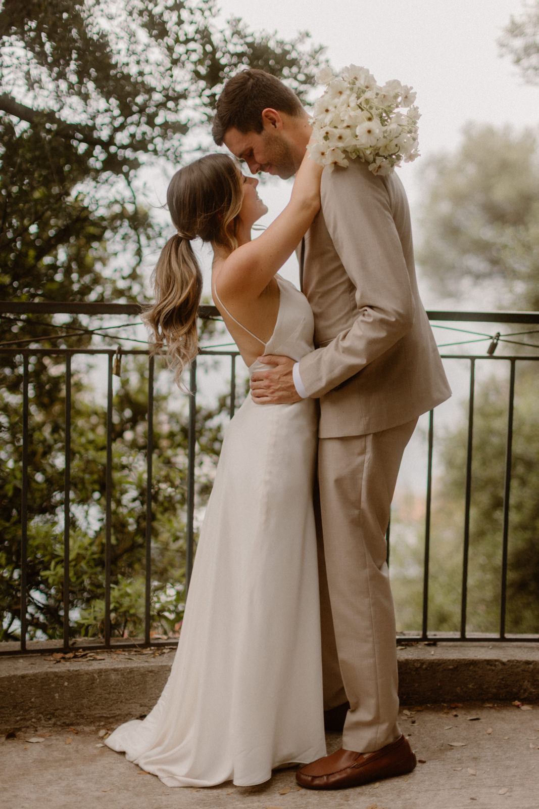 elopement à Nice cérémonie Colline du Château vue mer