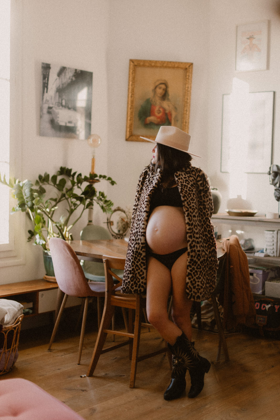 femme enceinte dans un manteau leopard pour shooting grossesse à Paris