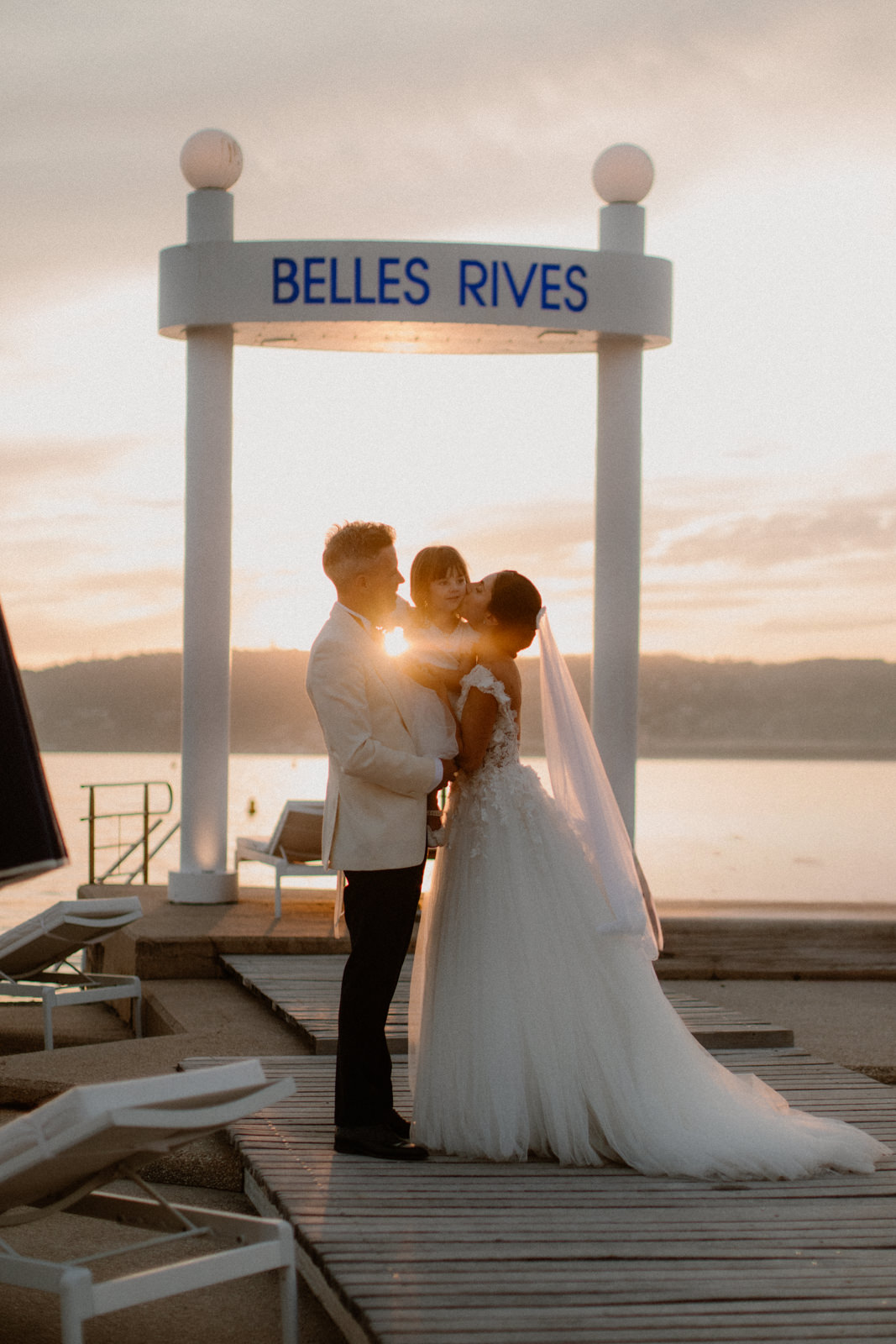Famille posant devant le Belles Rives