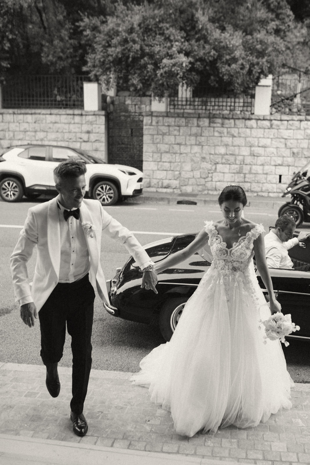 Jeunes mariés sortant de leur voiture devant le Belles Rives à Antibes