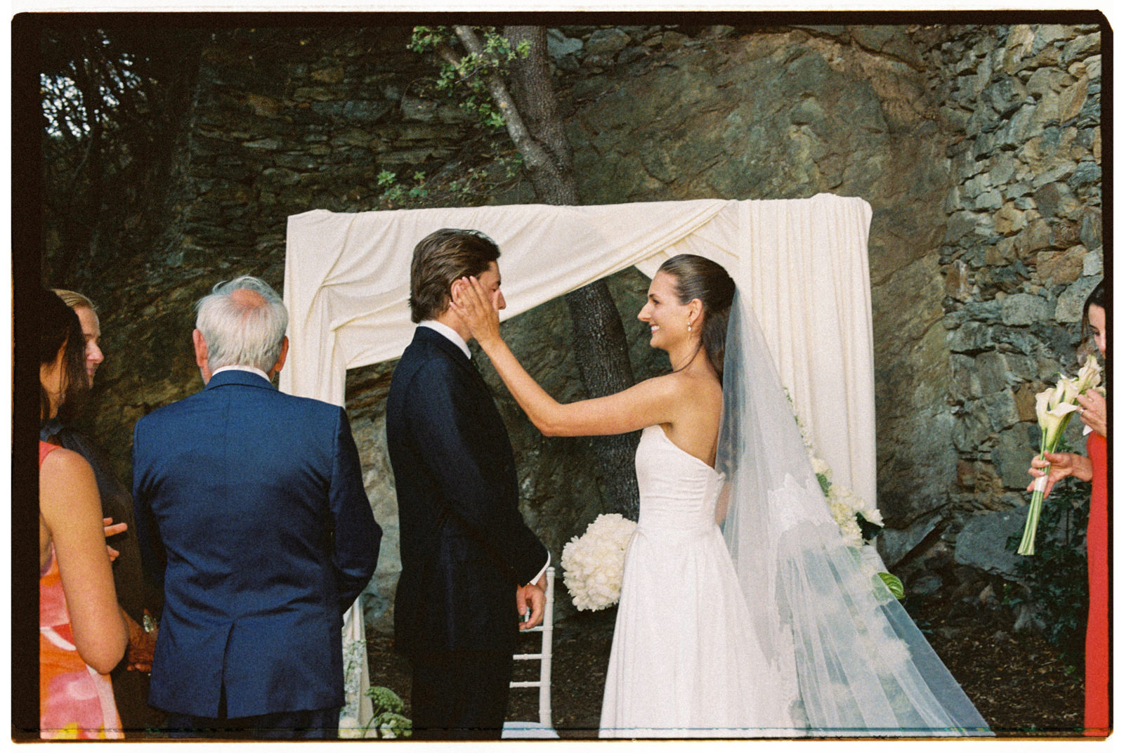 Mariée et marié au Palazzu Nicrosi en Corse, photographie de mariage argentique