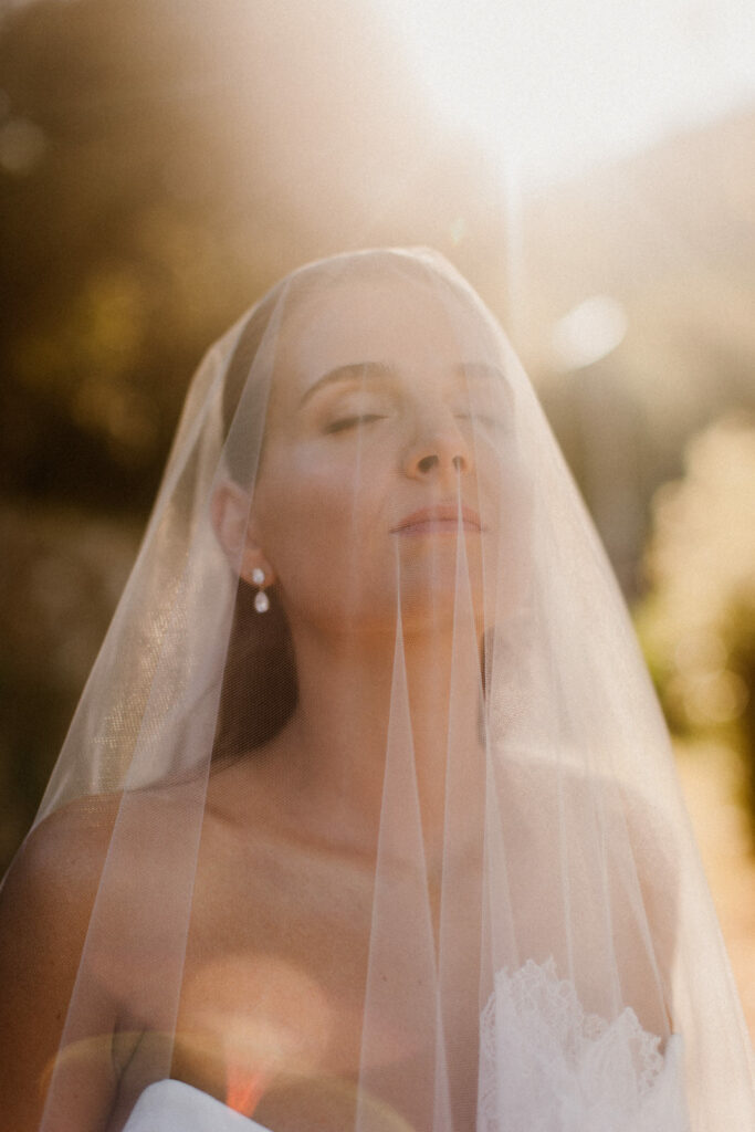 Portrait de la mariée au Palazzu Nicrosi, Corse, photographie de mariage argentique