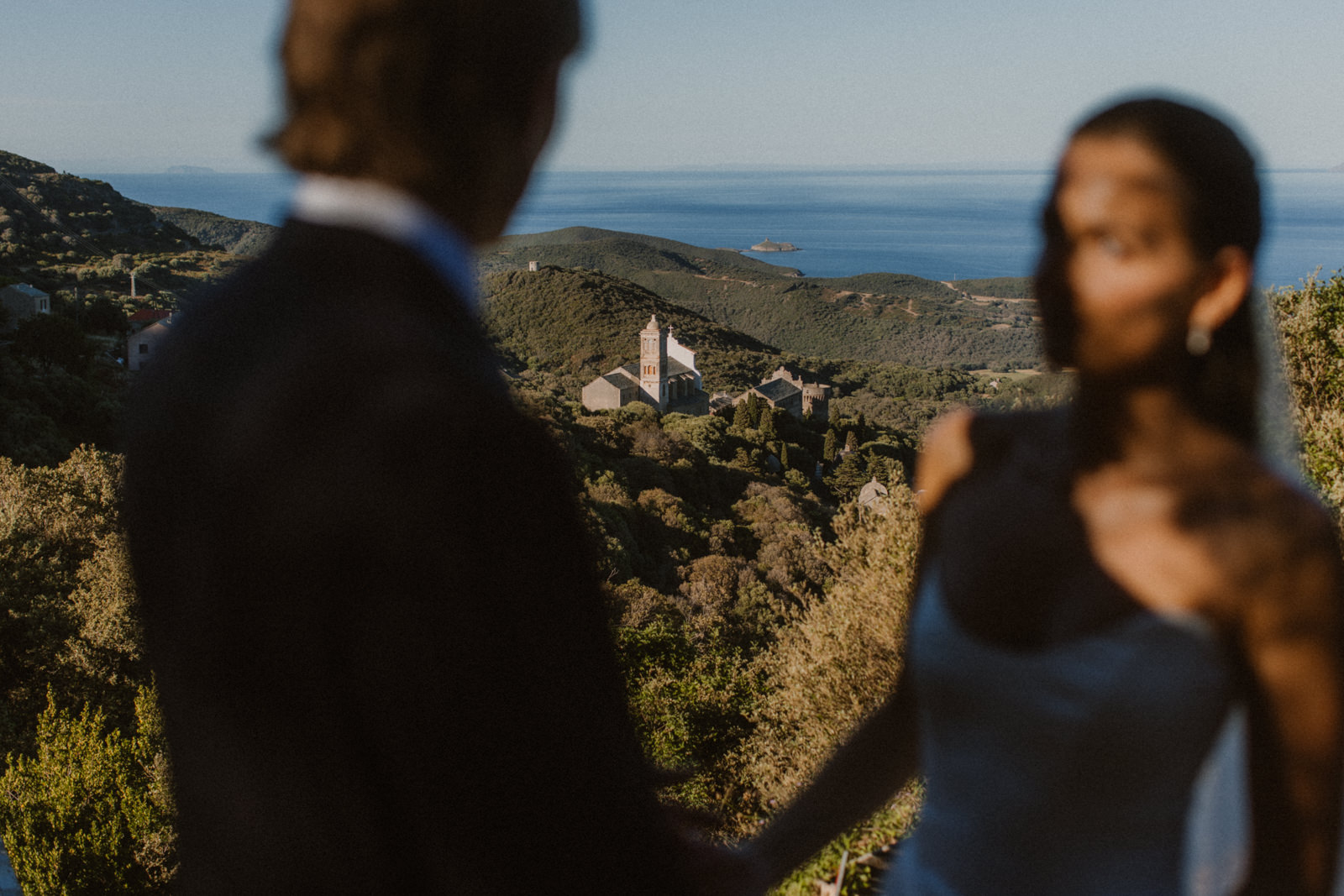 Couple de mariés dans les paysages corses autour du Palazzu Nicrosi