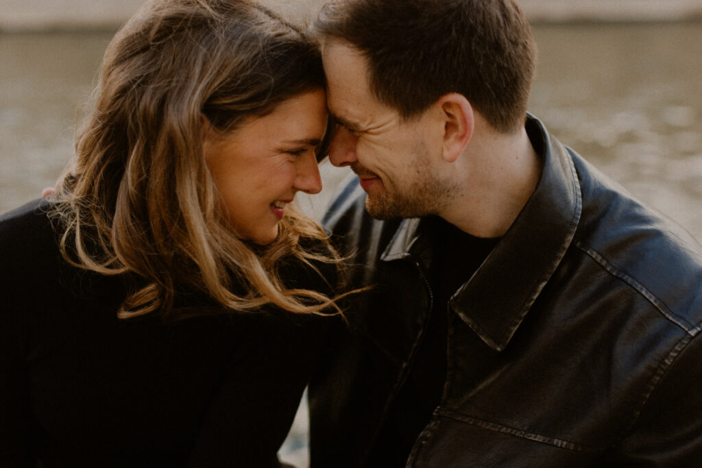 Couple photo session along the Seine in Paris