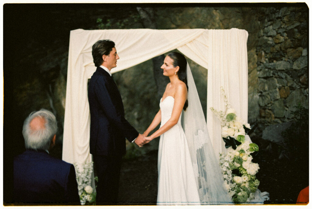 Un mariage au Palazzu Nicrosi en Corse, photographié à l’argentique