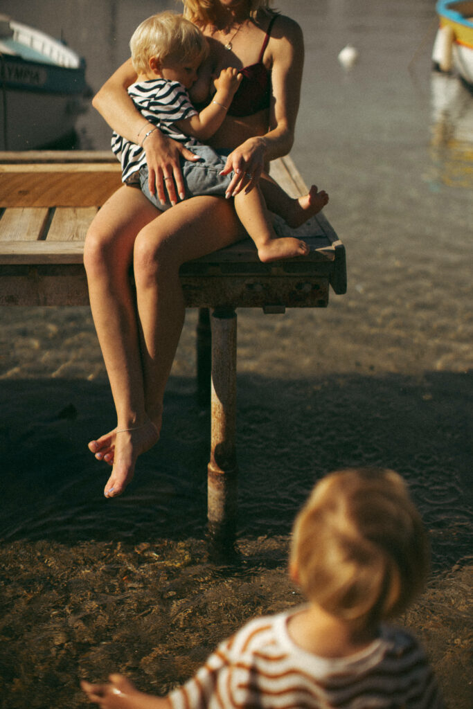 Mère et ses enfants pour une séance photo à la plage à Nice