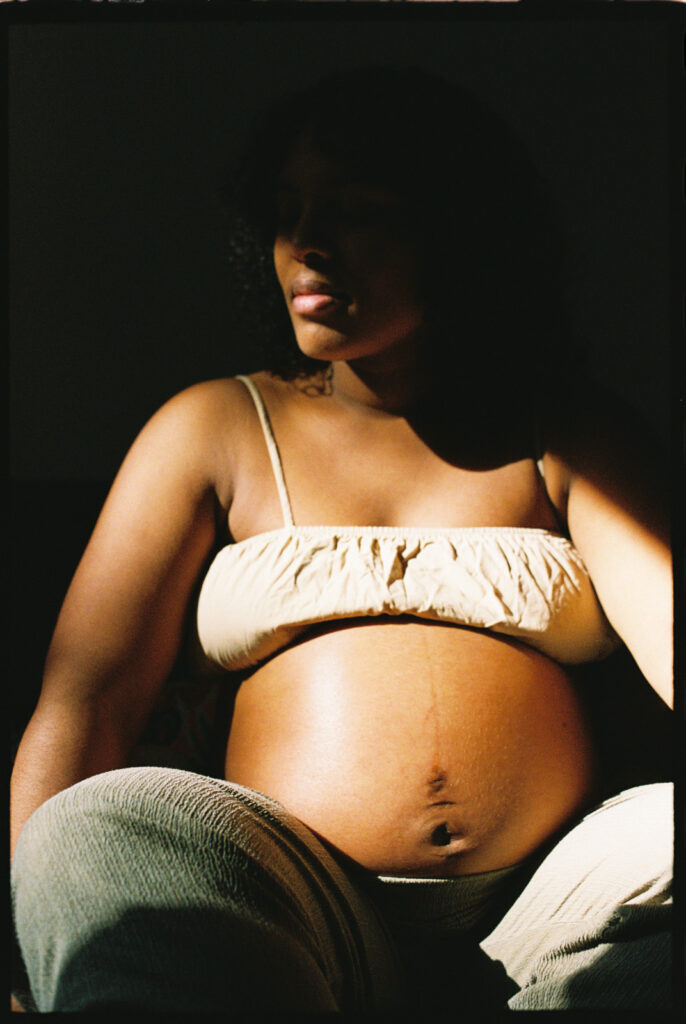 Portrait d'une femme enceinte lors d'un shooting photo grossesse à Paris