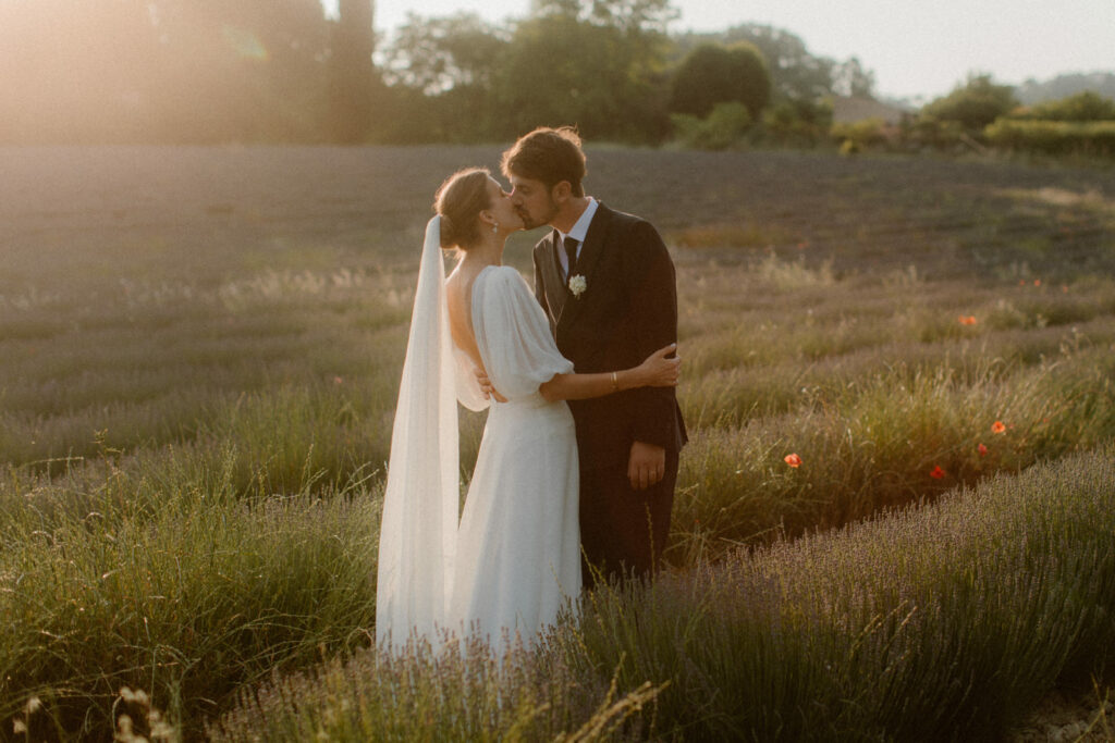 Mariage dans les champs du Var. Photographie de mariage Var